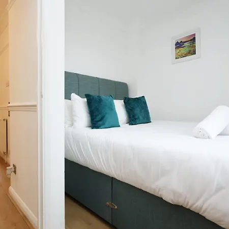 Charming Bradley Stoke 4br With Private Garden דירה *
