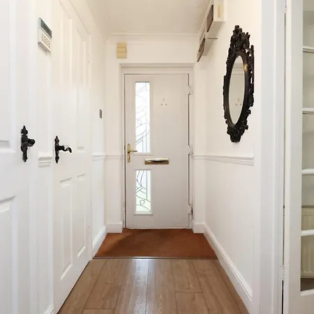 Charming Bradley Stoke 4br With Private Garden דירה בריסטול