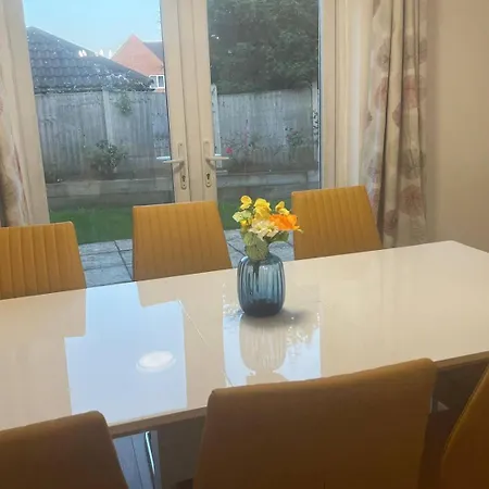 Charming Bradley Stoke 4br With Private Garden בריסטול
