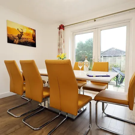 Charming Bradley Stoke 4br With Private Garden דירה *