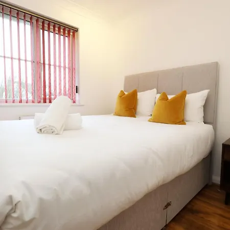 Charming Bradley Stoke 4br With Private Garden דירה בריסטול