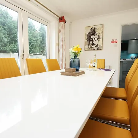 Charming Bradley Stoke 4br With Private Garden בריסטול