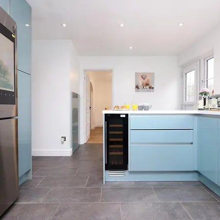 Charming Bradley Stoke 4br With Private Garden