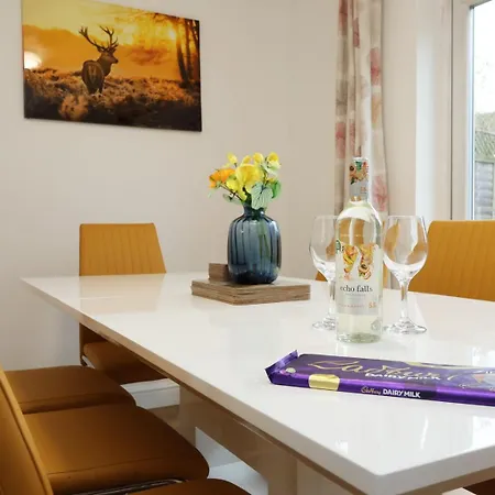 Charming Bradley Stoke 4br With Private Garden בריסטול