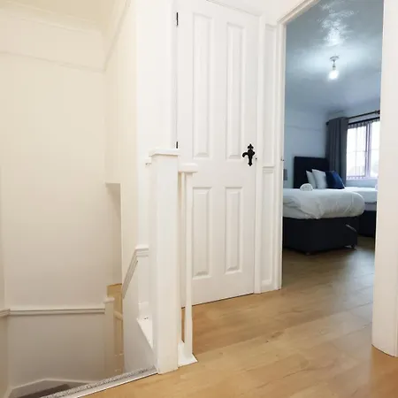 Charming Bradley Stoke 4br With Private Garden דירה