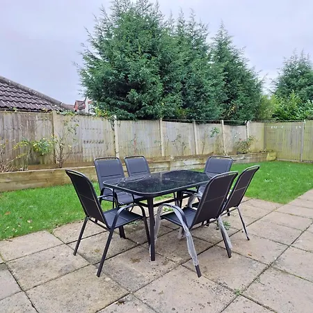 Charming Bradley Stoke 4br With Private Garden 布里斯托