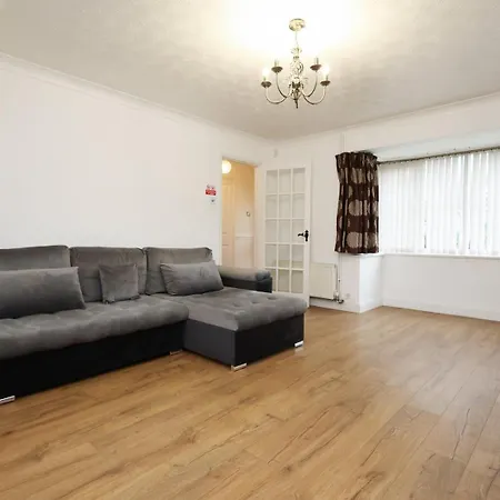 Charming Bradley Stoke 4br With Private Garden 布里斯托
