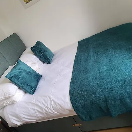 Charming Bradley Stoke 4br With Private Garden דירה